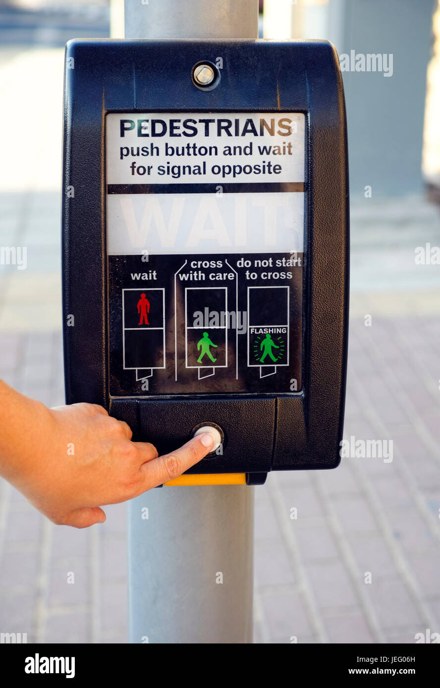 Person Finger drücken Fußgänger die Straße überqueren. Stockfoto