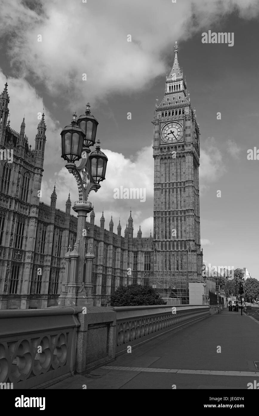 Big Ben Uhrturm, auch bekannt als Elizabeth Tower in der Nähe von Westminster Palace und die Houses of Parliament in London England ein Symbol von England geworden ist ein Stockfoto