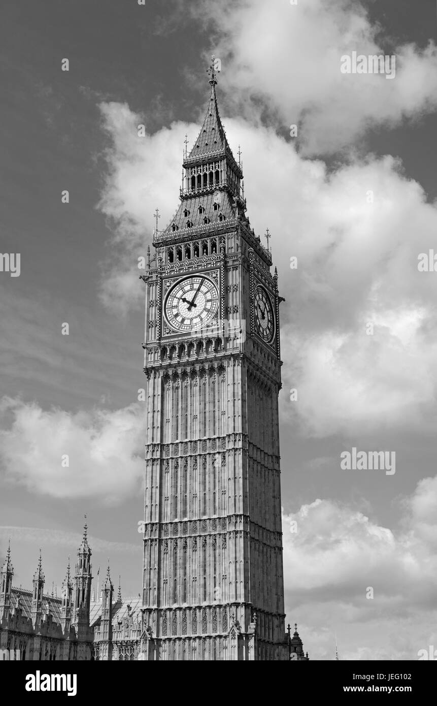 Big Ben Uhrturm, auch bekannt als Elizabeth Tower in der Nähe von Westminster Palace und die Houses of Parliament in London England ein Symbol von England geworden ist ein Stockfoto