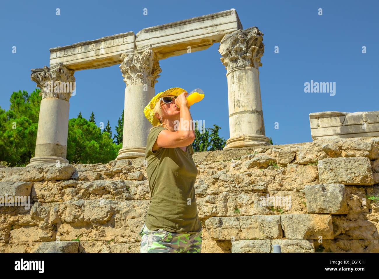 Antike Corinth Reisen Frau Stockfoto