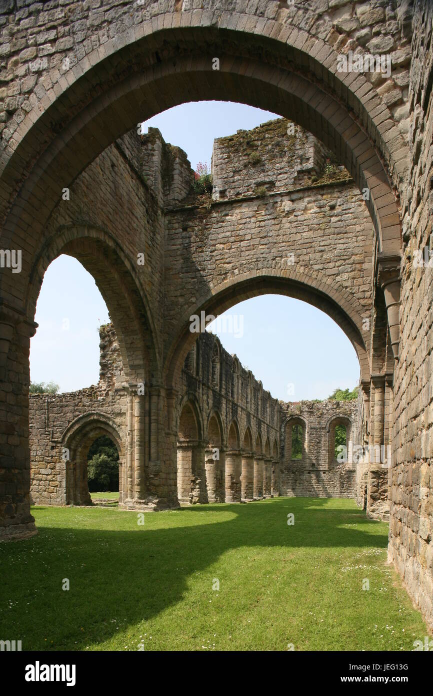 Buildwas Abbey, Shropshire, Innenraum der Klosterkirche nach Westen Stockfoto