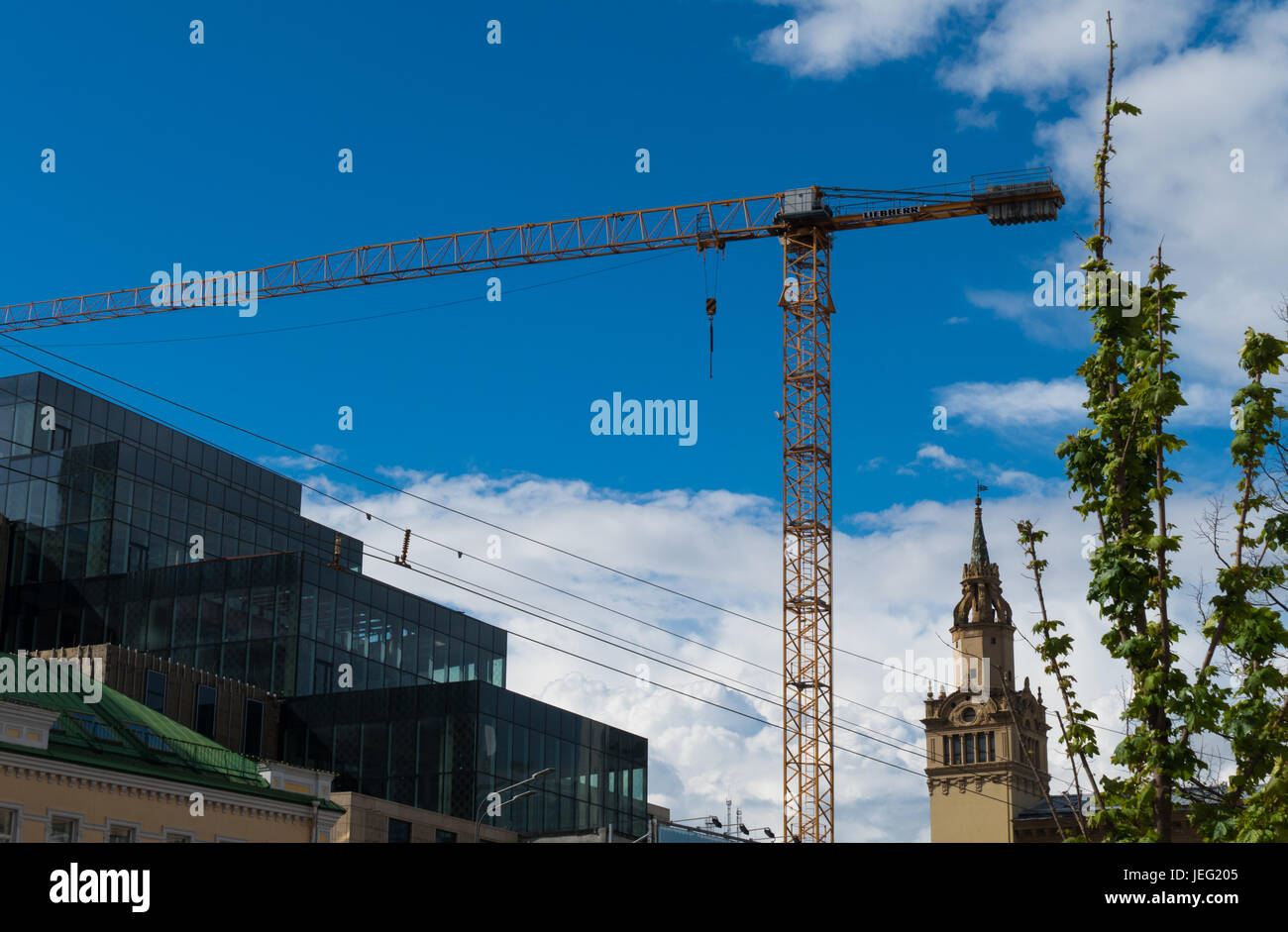 Turmdrehkran gegen den blauen Himmel und Reparatur- Stockfoto