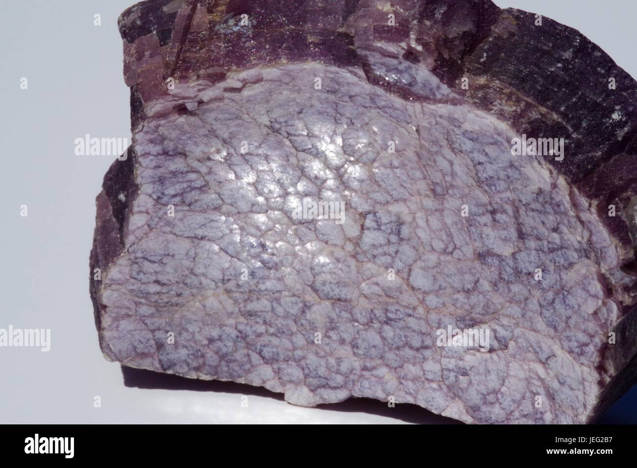 Lepidolith-Kristall, eine Mica-Mineral- und Lithiumerz-Quelle. Makrofoto, Geologische Probe, Exeter, Devon, Großbritannien. Juni 2017. Stockfoto