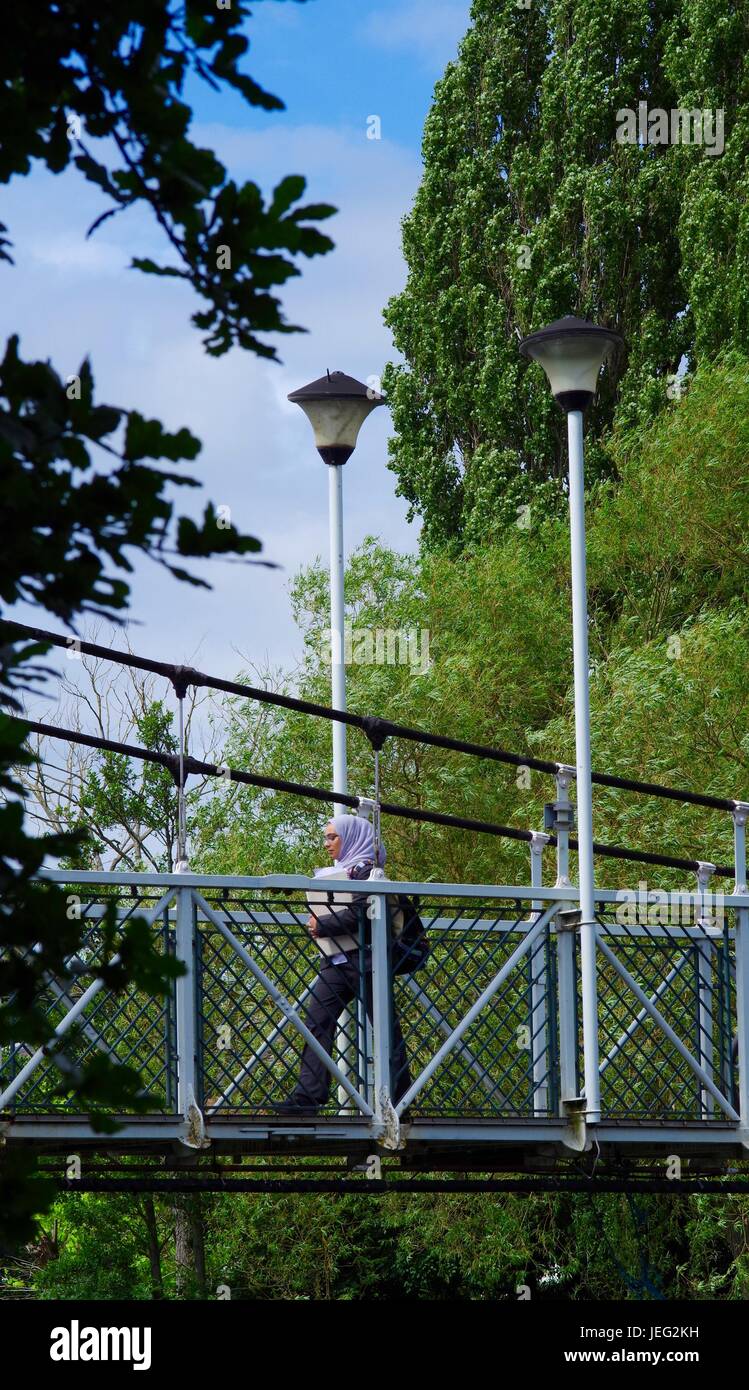 Muslimische Frau Karottenhosenträger Weir Hängebrücke überqueren. Kai Exeter, Devon, UK. Juni 2017. Stockfoto