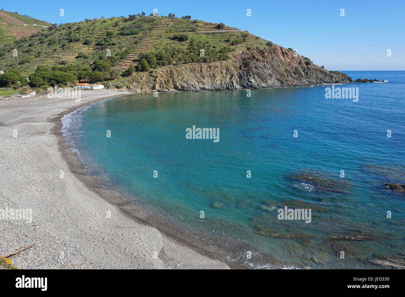 Küstenlandschaft mediterranen pebble Beach Peyrefite mit ruhigen Meer, südlich der Pyrenäen Orientales, Roussillon, Frankreich, Cote Vermeille Stockfoto
