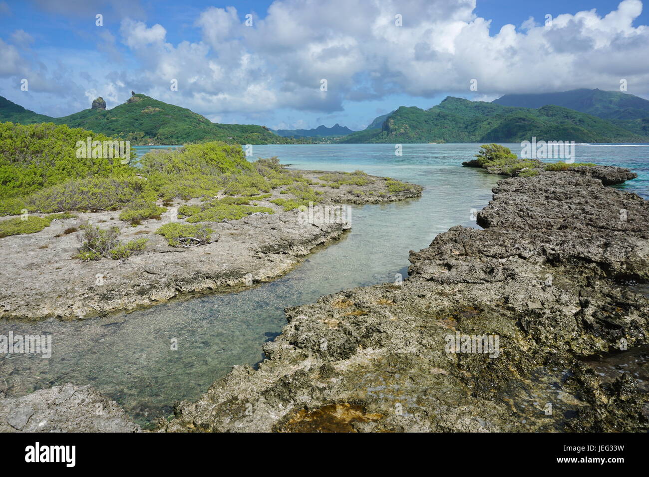 Südpazifische Insel gesehen von einer Felseninsel in der Lagune, Huahine in Französisch-Polynesien, Leeward-Inseln Stockfoto