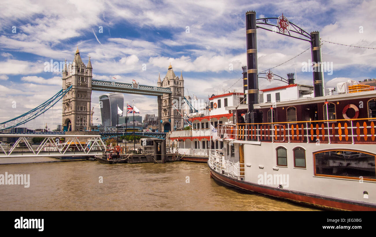 Tower Bridge mit Walkie Talkie Hochhaus hinter & Ausflugsboot auf der rechten Seite, London, England Stockfoto