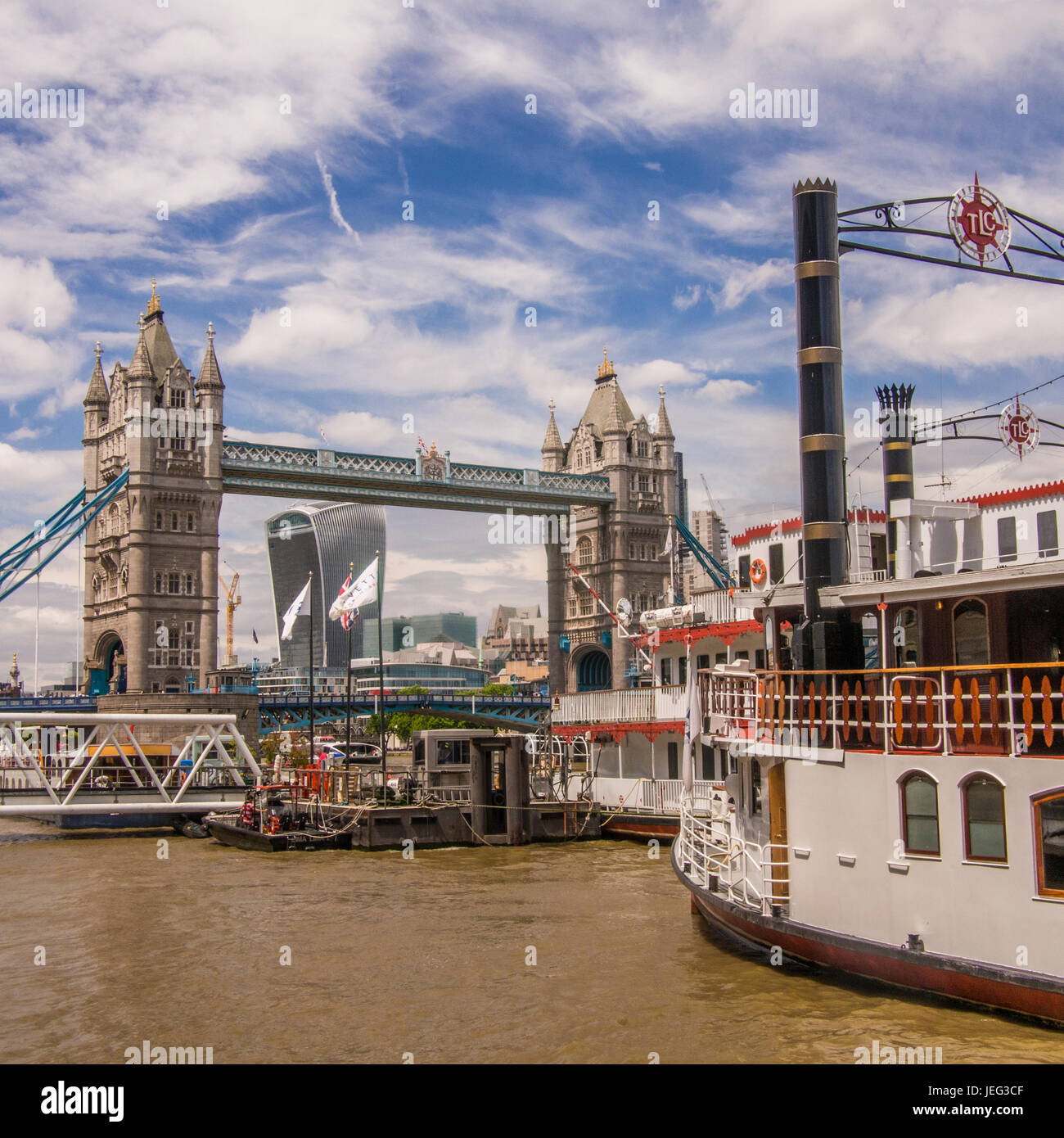 Tower Bridge mit Walkie Talkie Hochhaus hinter & Ausflugsboot auf der rechten Seite, London, England Stockfoto