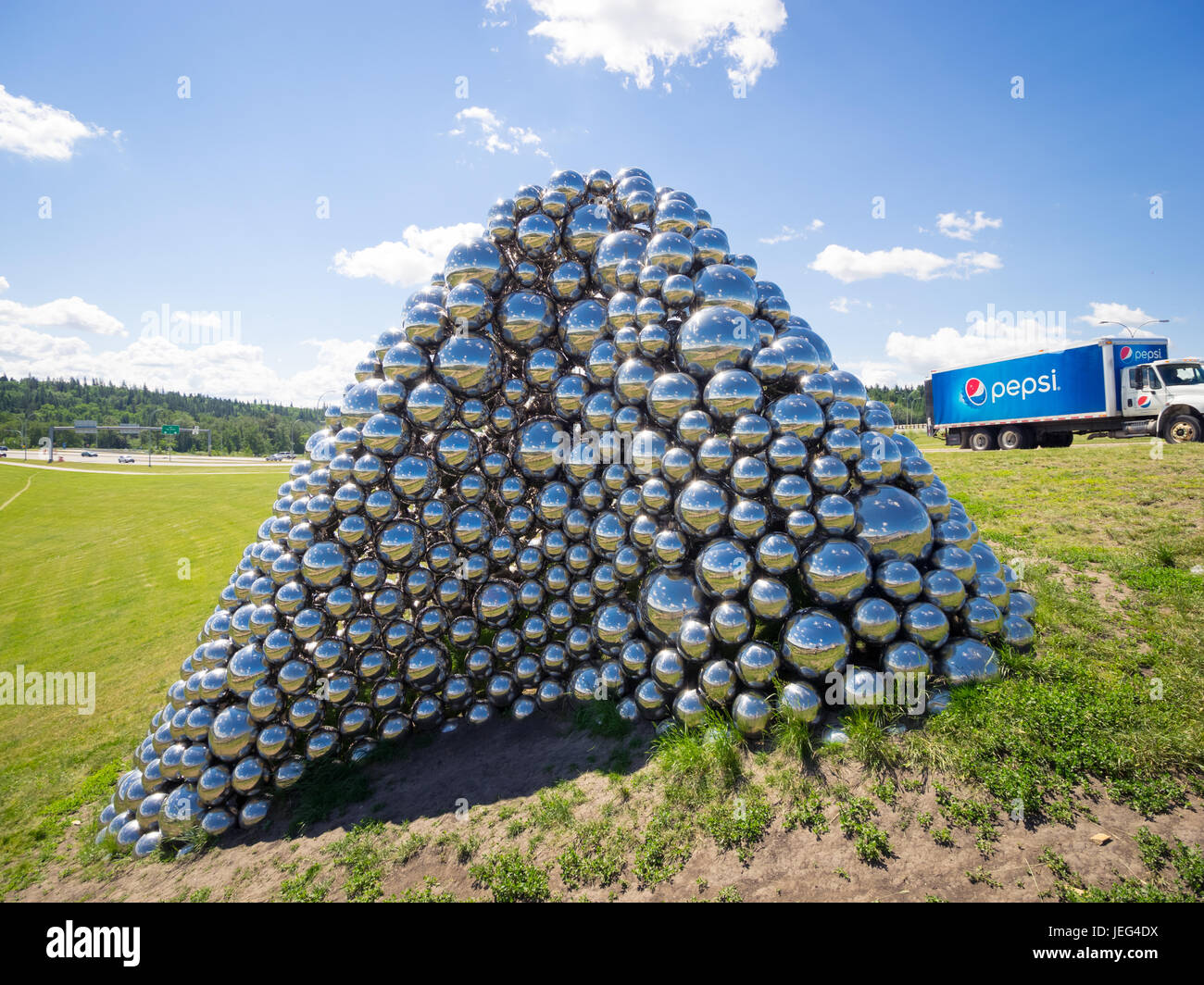 Ein Blick auf die Skulptur im öffentlichen Raum von fast 1.000 rostfreie Stahlkugeln, bekannt als Talus Dome in Edmonton, Alberta, Kanada. Stockfoto