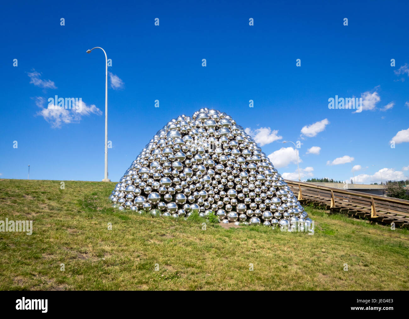 Ein Blick auf die Skulptur im öffentlichen Raum von fast 1.000 rostfreie Stahlkugeln, bekannt als Talus Dome in Edmonton, Alberta, Kanada. Stockfoto