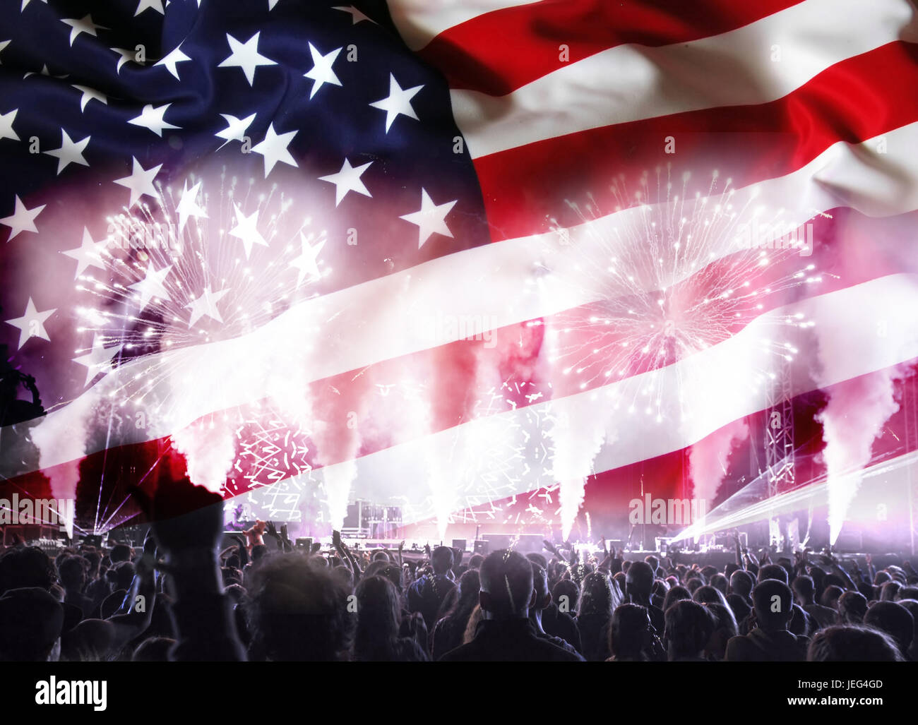 Menschenmenge feiert Unabhängigkeitstag. Vereinigte Staaten von Amerika-USA-Flagge mit Feuerwerk Hintergrund für 4. Juli Stockfoto