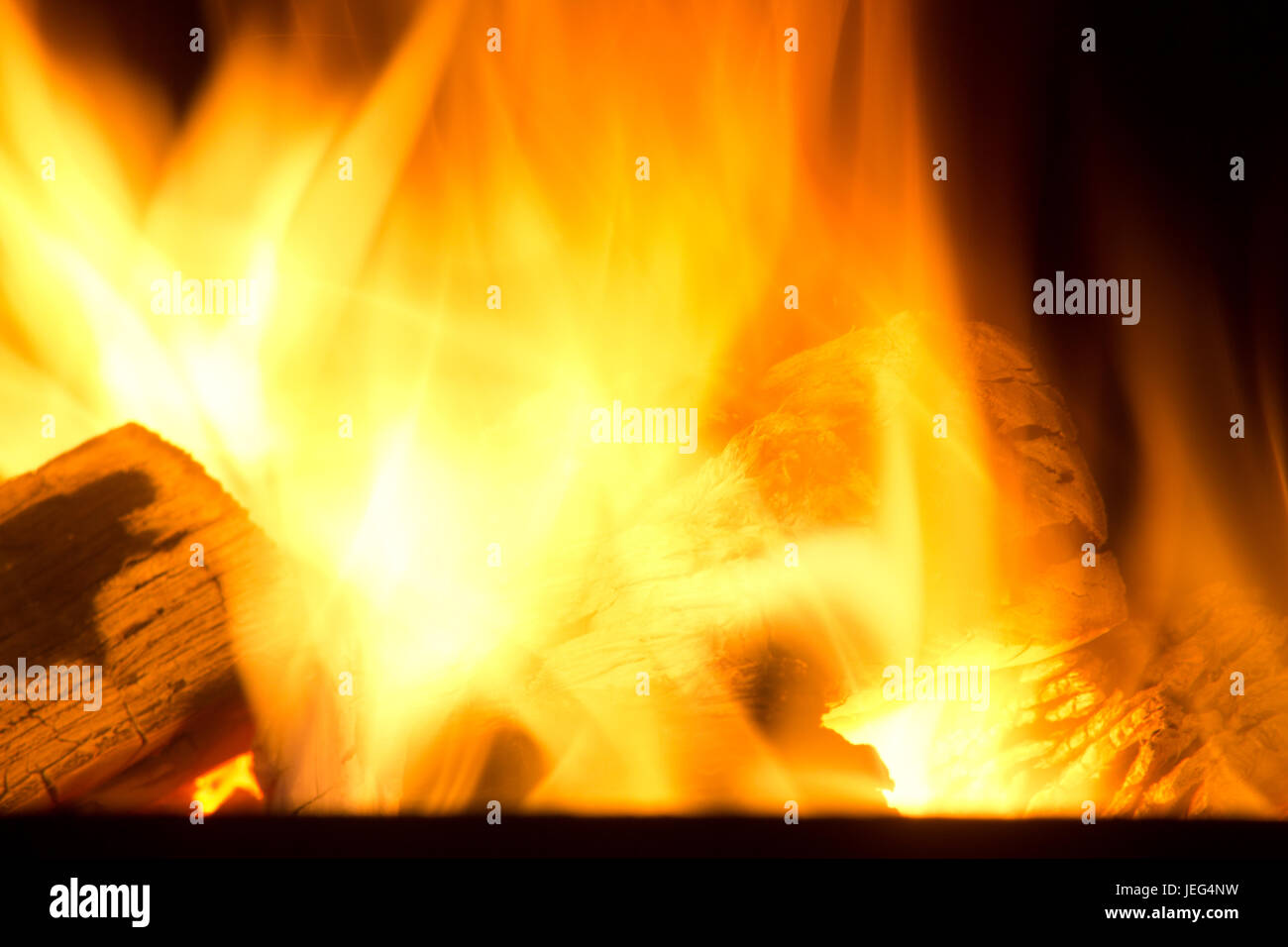 Bild von einem Lagerfeuer in der Nacht, mit Hickory-Protokolle brennen Stockfoto