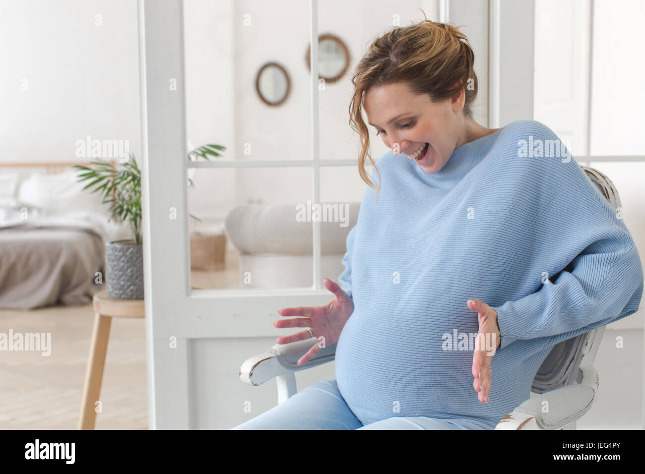 Glücklich schwanger Frau suchen begeistert Stockfoto Glücklich schwanger Frau suchen begeistert Stockfoto