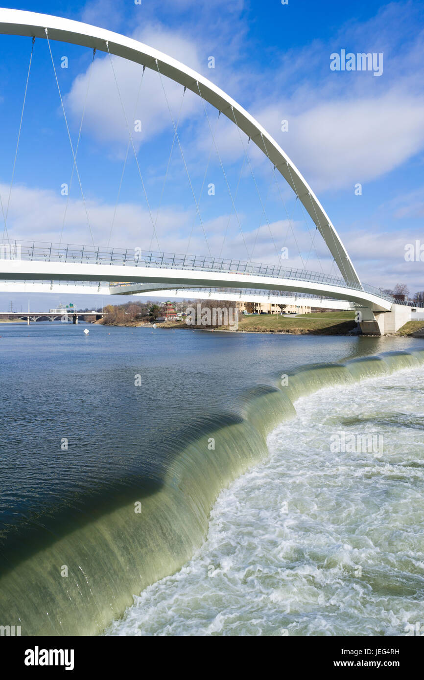 Wasser fließt über die Hochwasserentlastung auf des Moines Fluß Stockfoto