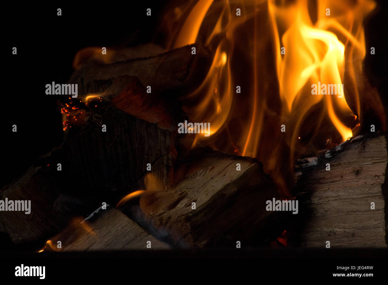 Bild von einem Lagerfeuer in der Nacht, mit Hickory-Protokolle brennen Stockfoto