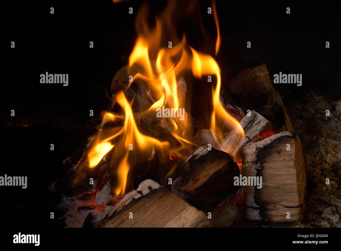 Bild von einem Lagerfeuer in der Nacht, mit Hickory-Protokolle brennen Stockfoto