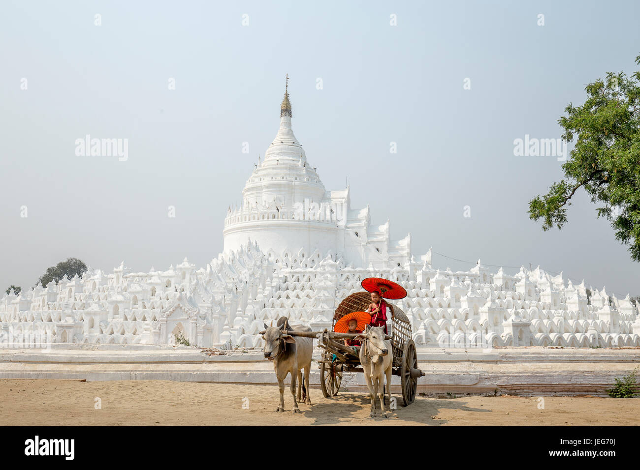 Hsinbyume Pagode Myatheindan Pagode in Mandalay Myanmar Reisen Mingun Tempel - weiße Pagode in Mingun Stockfoto