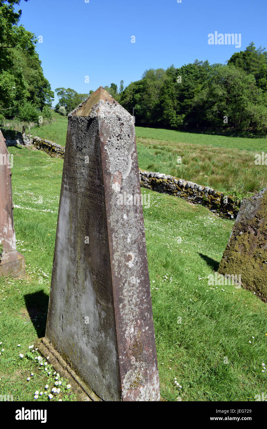 Obelisk förmigen Grabstein auf einem Wert alte Kirkyard, Schottland Stockfoto