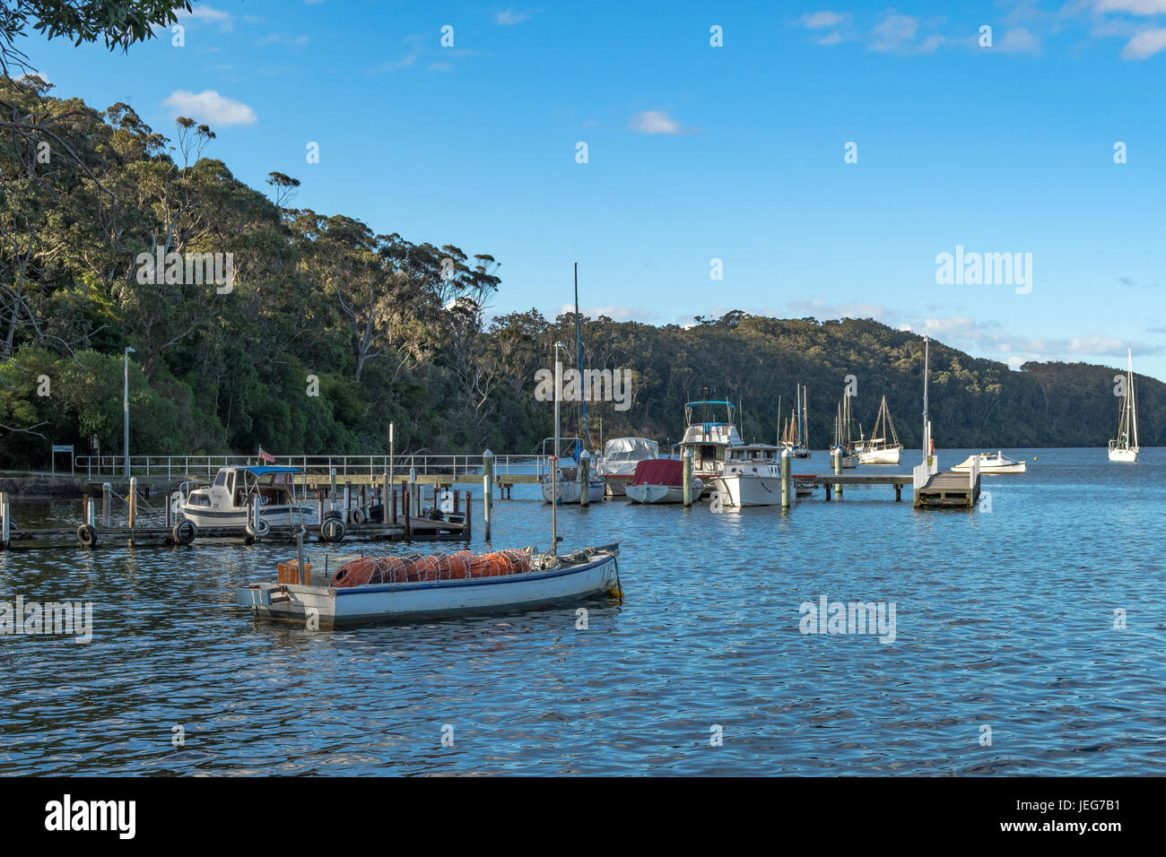 Boote am Nungurner Steg, in der Nähe von Lakes Entrance, Victoria, Australien Stockfoto