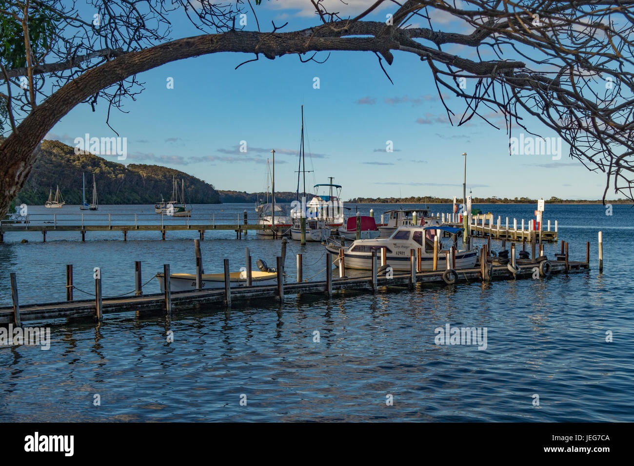 Boote am Nungurner Steg, in der Nähe von Lakes Entrance, Victoria, Australien Stockfoto