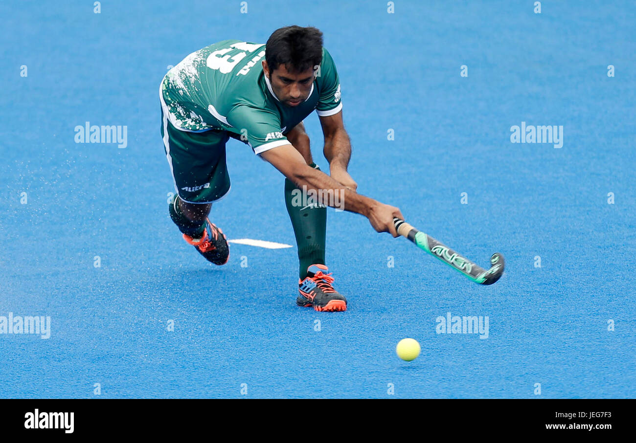 Pakistans Niwaz Ashfaq während die Männer World Hockey League Semi Final, 7./8. Platz match bei Lee Valley Hockey Centre, London. Stockfoto