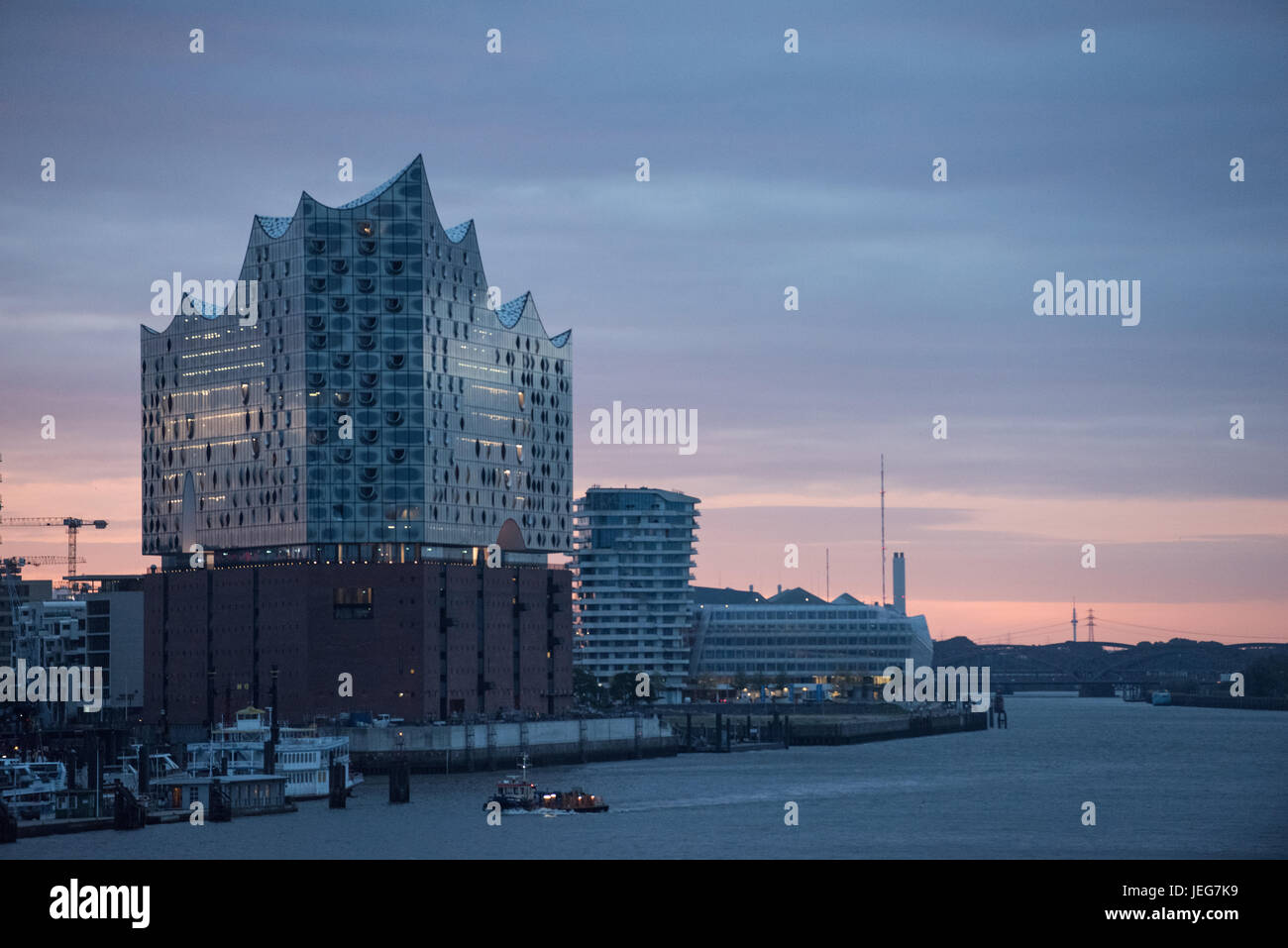 Hamburg, Deutschland, Skyline vom Hamburger Hafen mit Elbphilharmonie Stockfoto