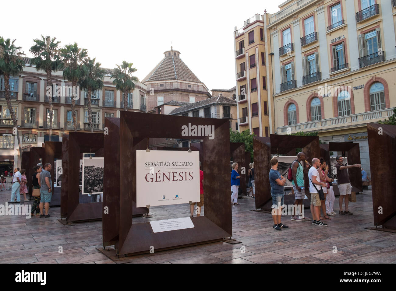 Ausstellung "Genesis" von der brasilianische Fotograf Sebastião Salgado. Plaza De La Constitución, Málaga, Spanien Stockfoto