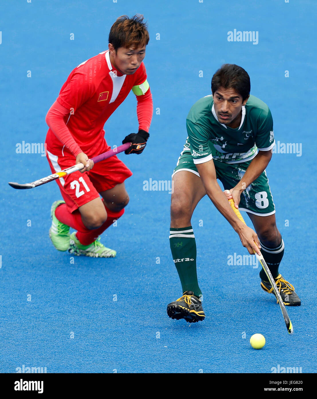 Pakistans Muhammad Irfan Jr. und Chinas Chen Du (links), während die Männer Welt Hockey League Semi-Finale, Spiel um den 7./8. Platz in Lee Valley Hockey Centre, London. Stockfoto