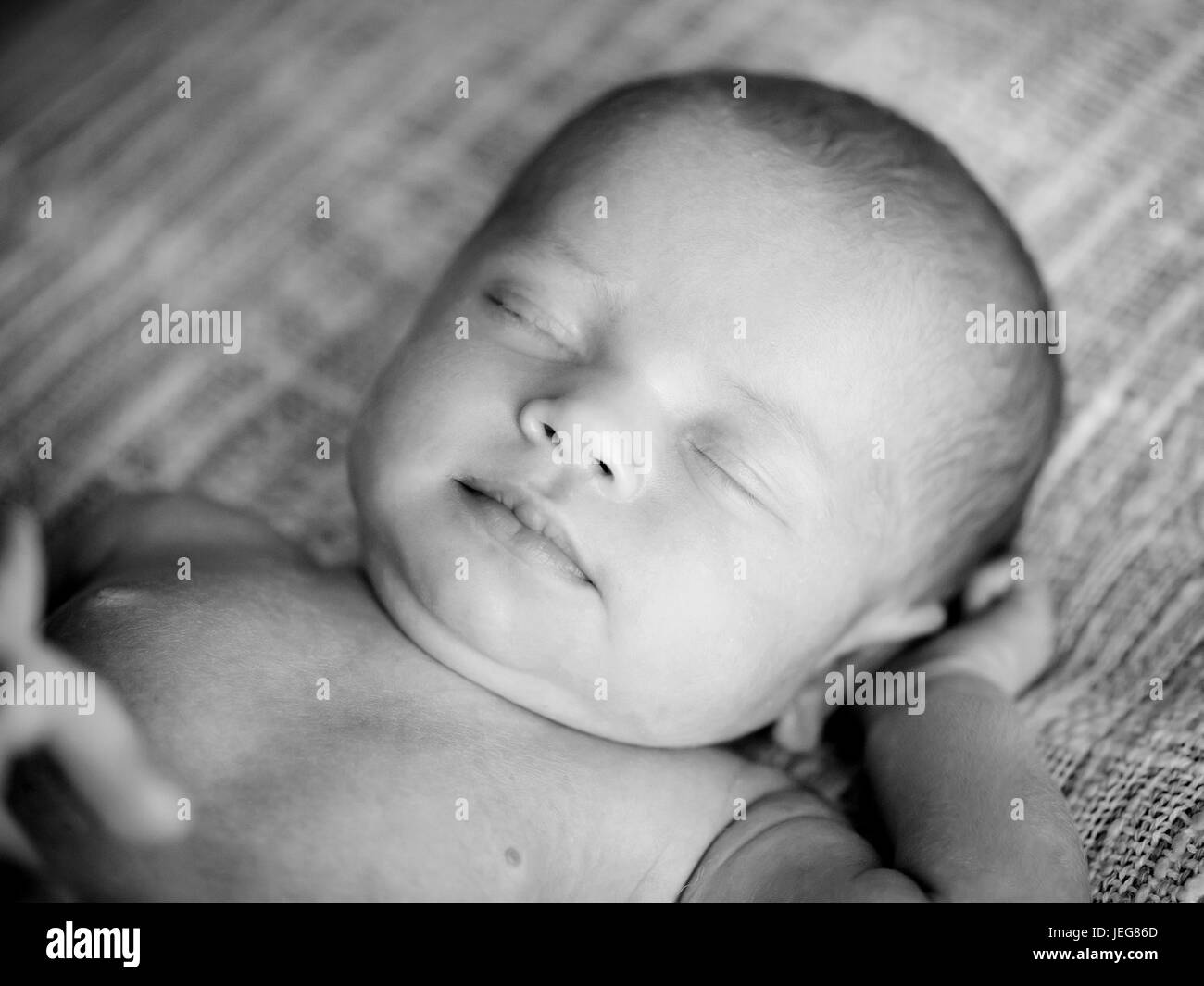 Neugeborenes Baby schläft eng schwarz / weiß Foto Stockfoto