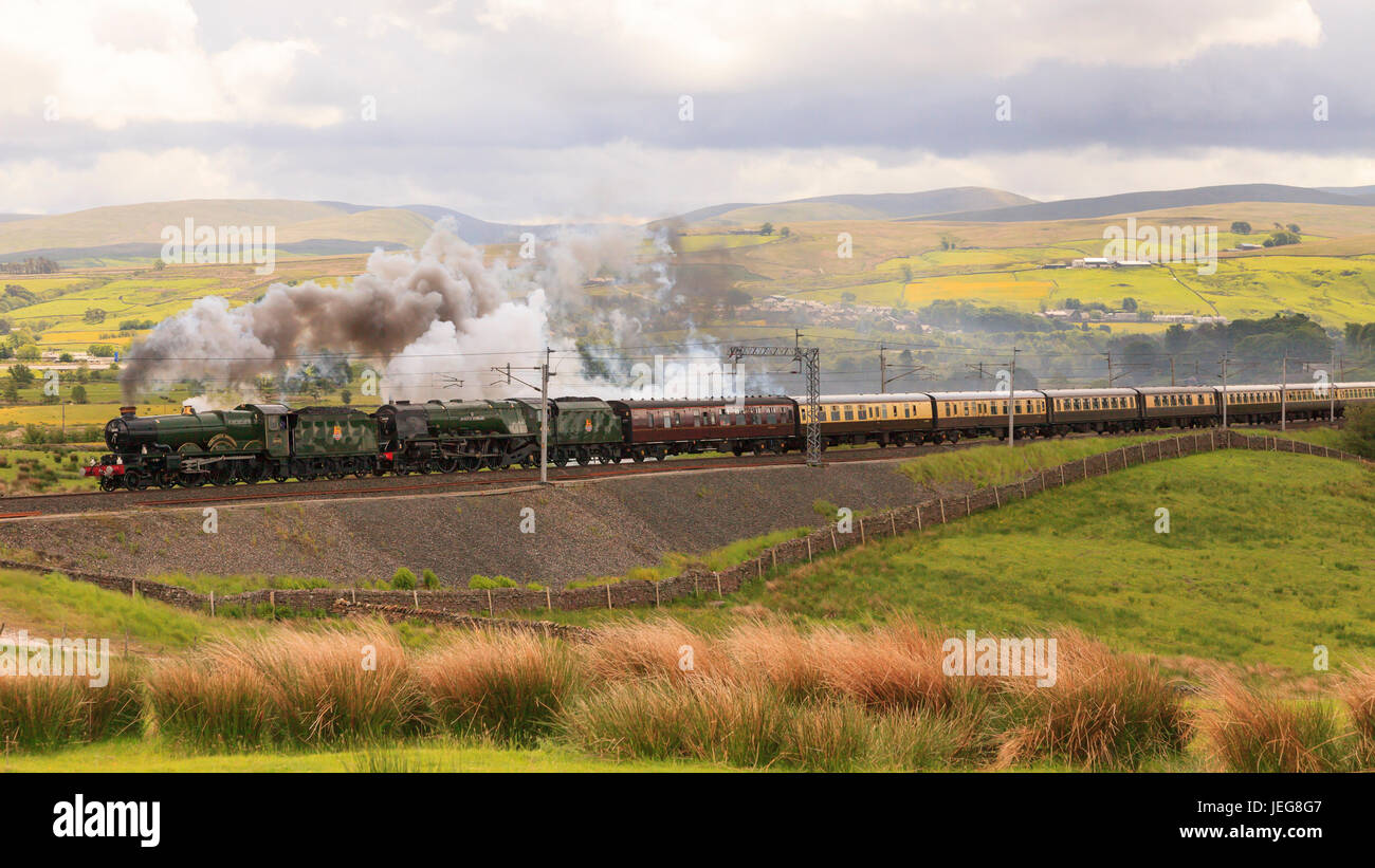 Erhaltene Dampflokomotiven Mount Edgcumbe 5043 Earl und 46233 Herzogin von Sutherland die Cumbrian Eroberer durch Tebay, Cumbria in nördlicher Richtung den Kopf. Stockfoto