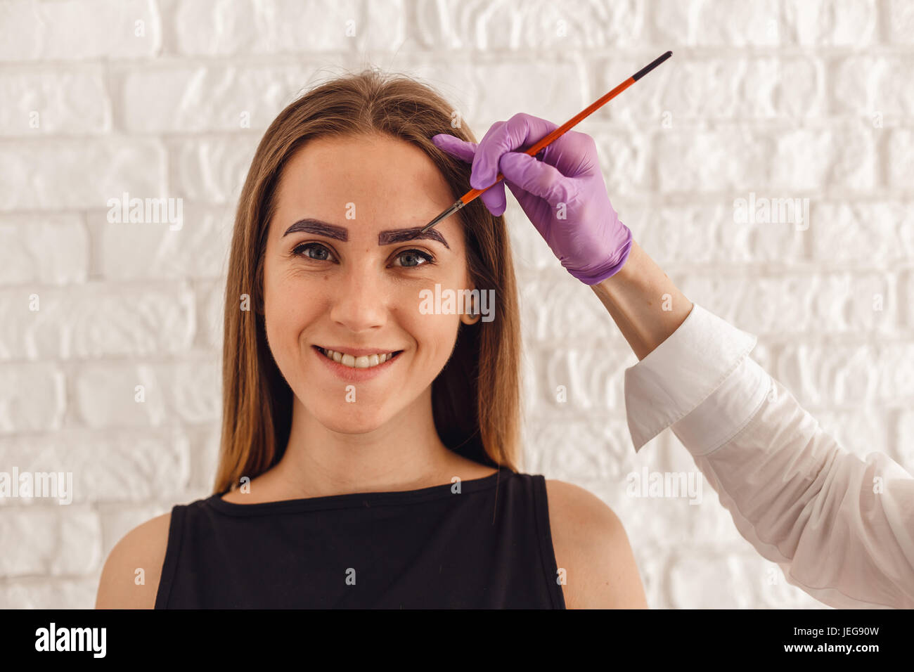 Attraktive junge Frau Kunde mit Henna gefärbte Augenbrauen Stockfoto