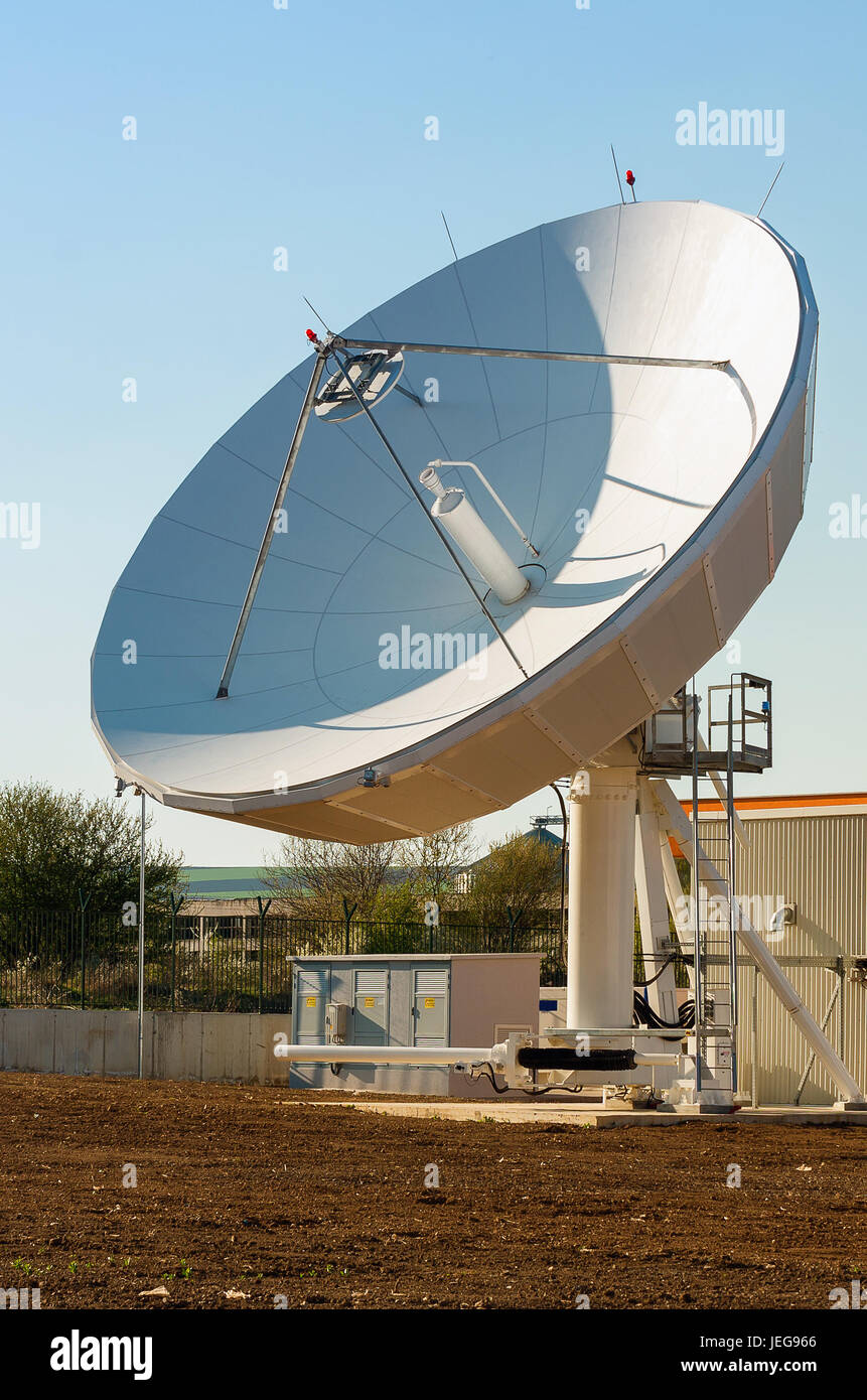 Sat-Dishe Punkt himmelwärts. TV-Antenne im Kommunikations-center Stockfoto