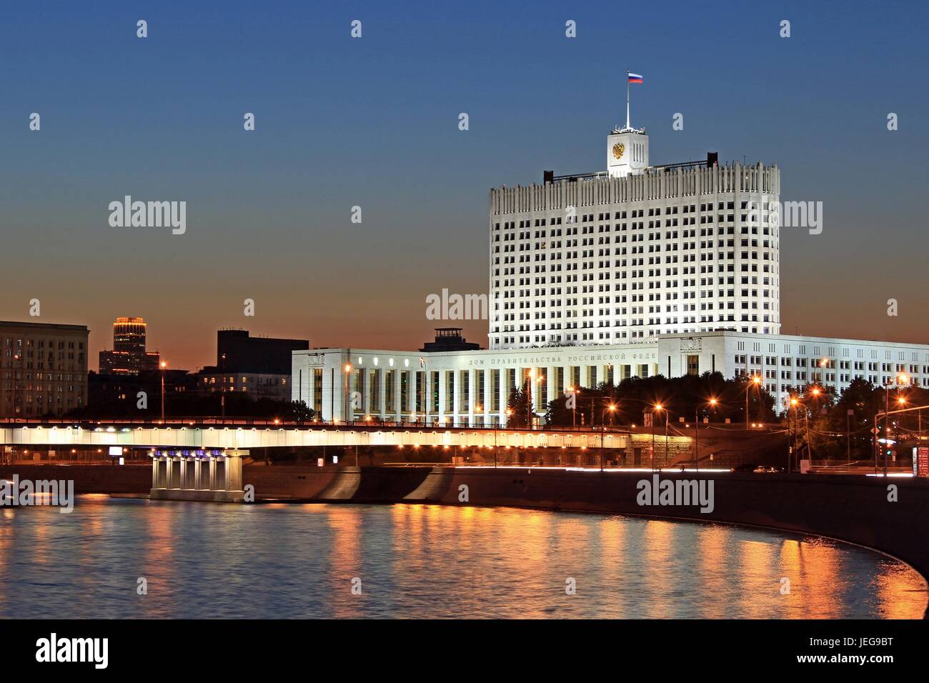 Das weiße Gebäude in Moskau bei Nacht. Stockfoto