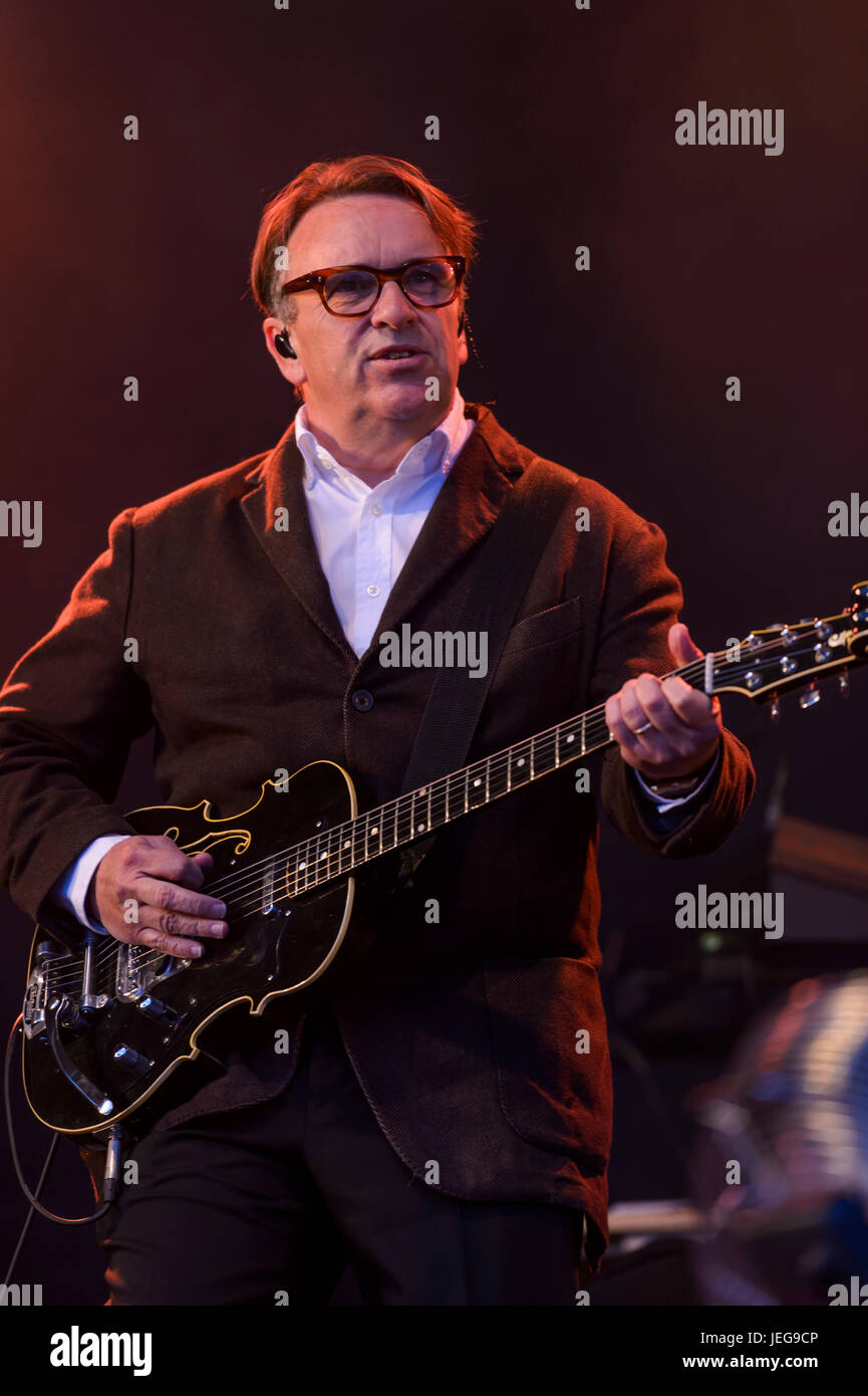 Dundrennan, Scotland, UK - 24. Juli 2015: Chris Difford Squeeze, Durchführung des Weidenmanns Festivals am Dundrennan Stockfoto