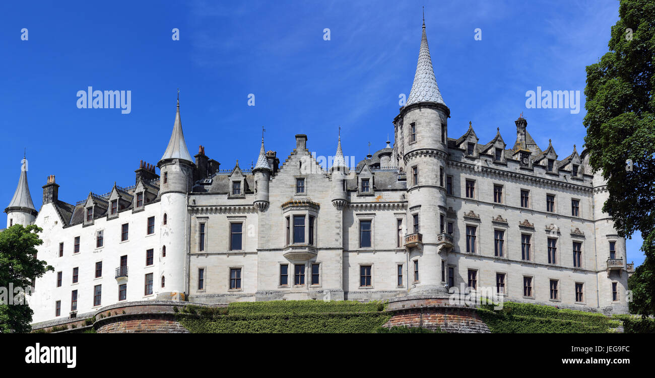 Dunrobin Castle an einem sonnigen Tag mit klarem blauen Himmel Stockfoto