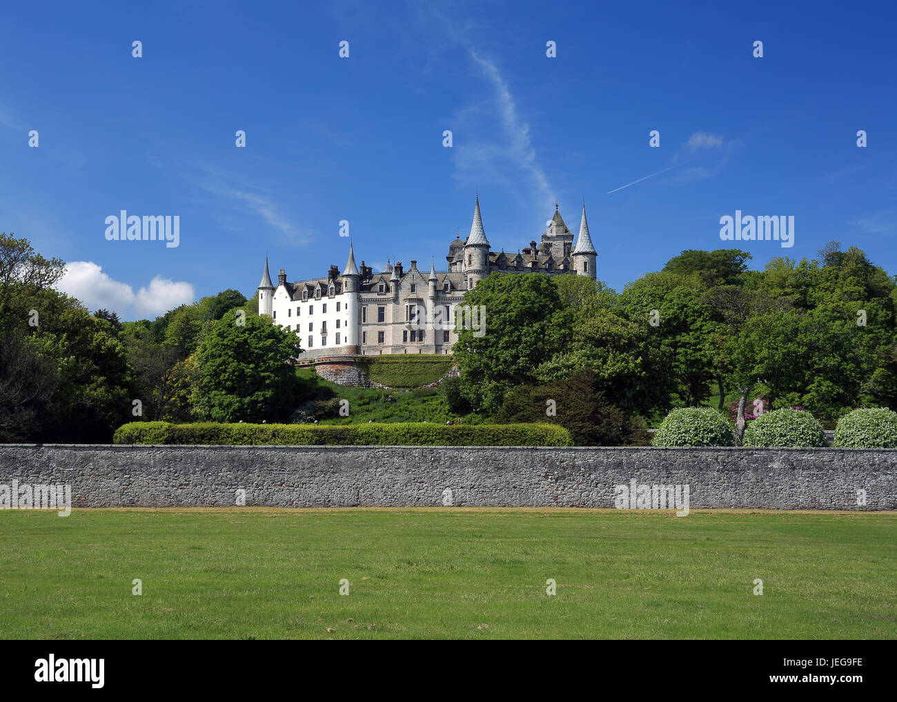 Dunrobin Castle, Golspie, Schottland an einem sonnigen Tag mit blauem Himmel Stockfoto