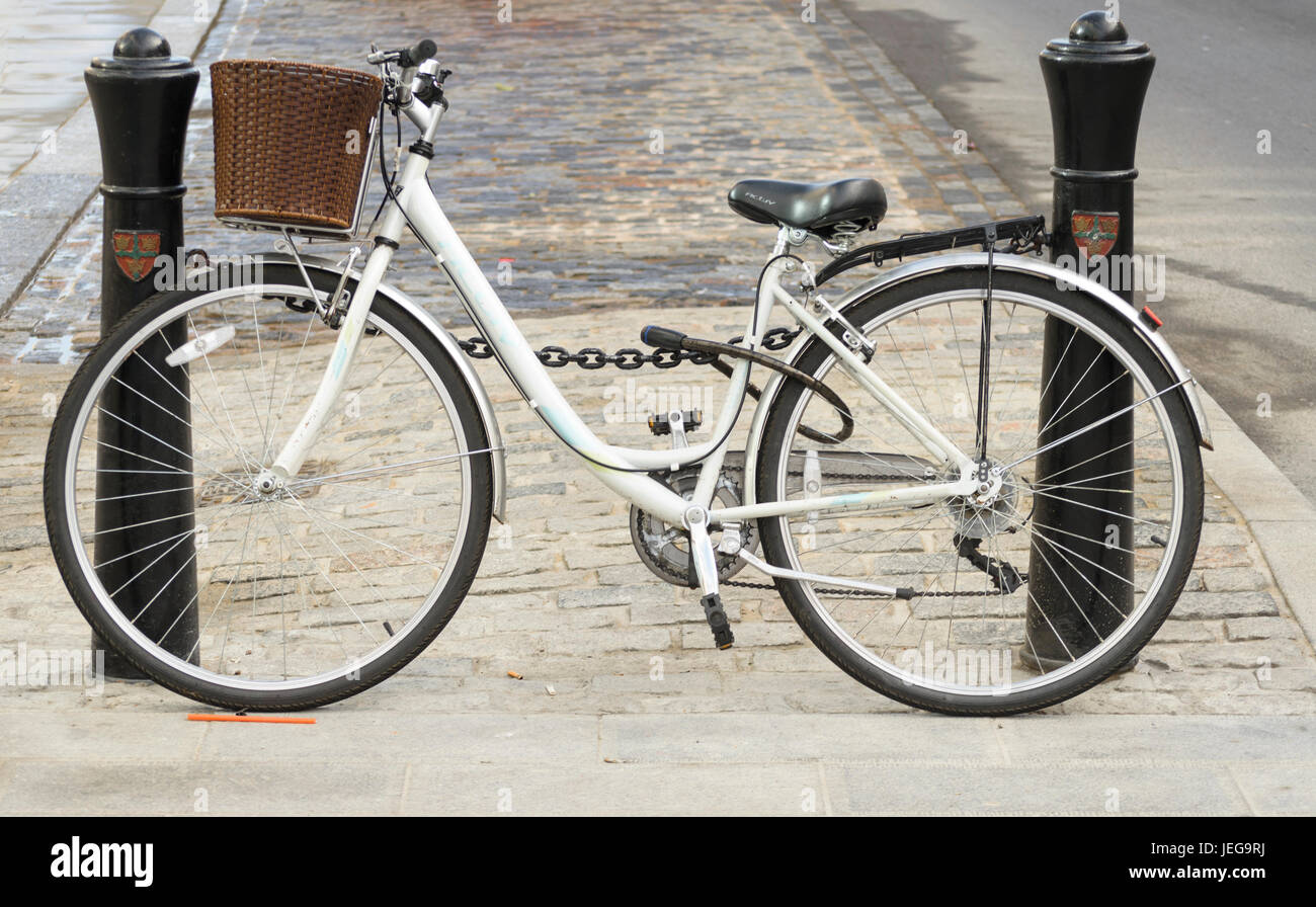 Ein Fahrrad eingesperrt für Sicherheit UK Stockfoto