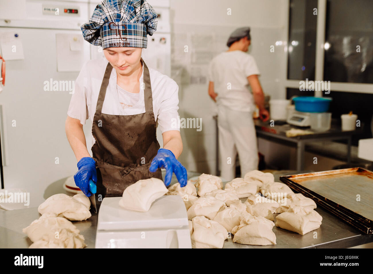 Bäcker Brot Teig vorbereiten Stockfoto