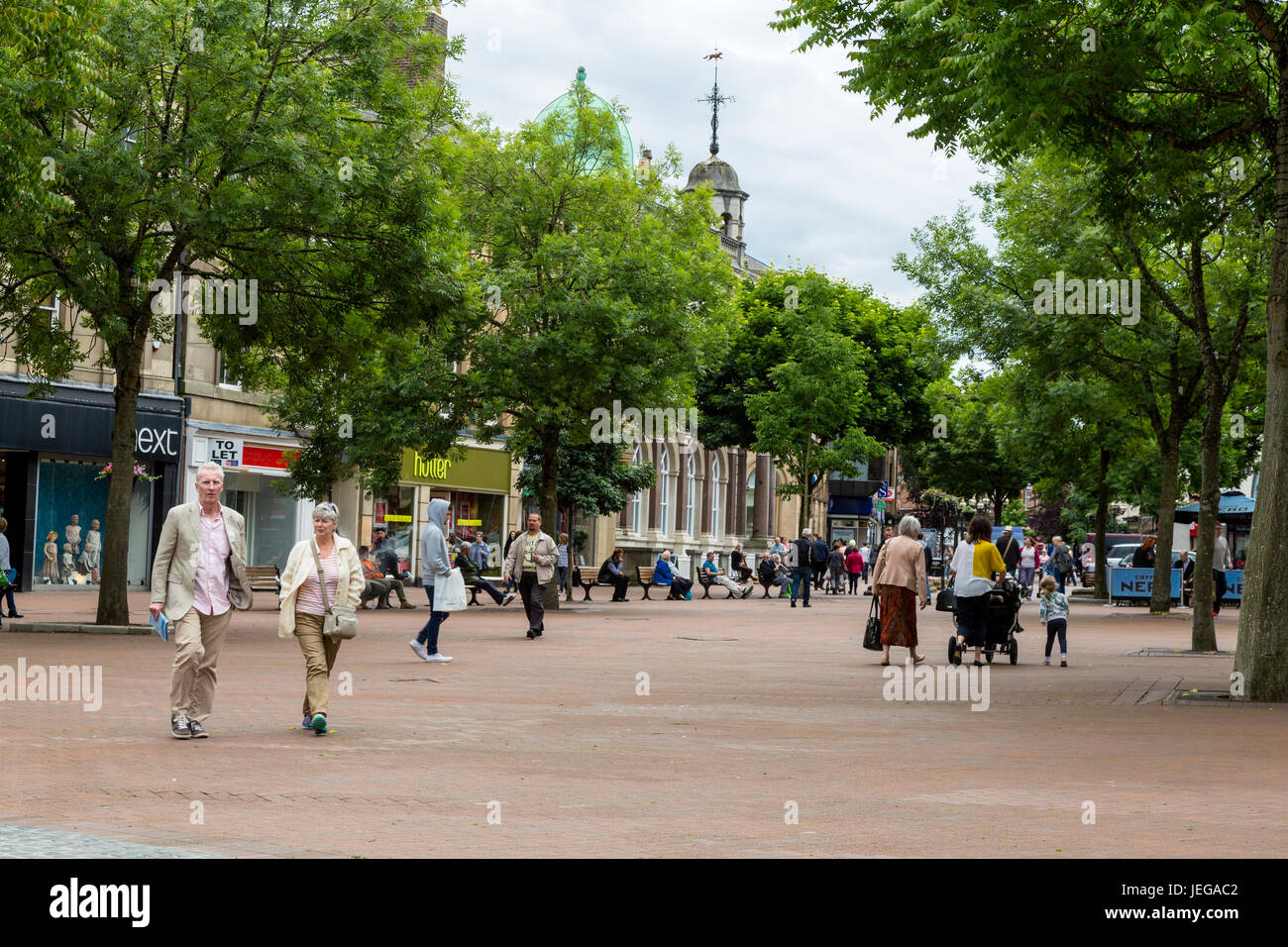 Carlisle, England, Vereinigtes Königreich.  Main Square Street Scene, am späten Nachmittag. Stockfoto