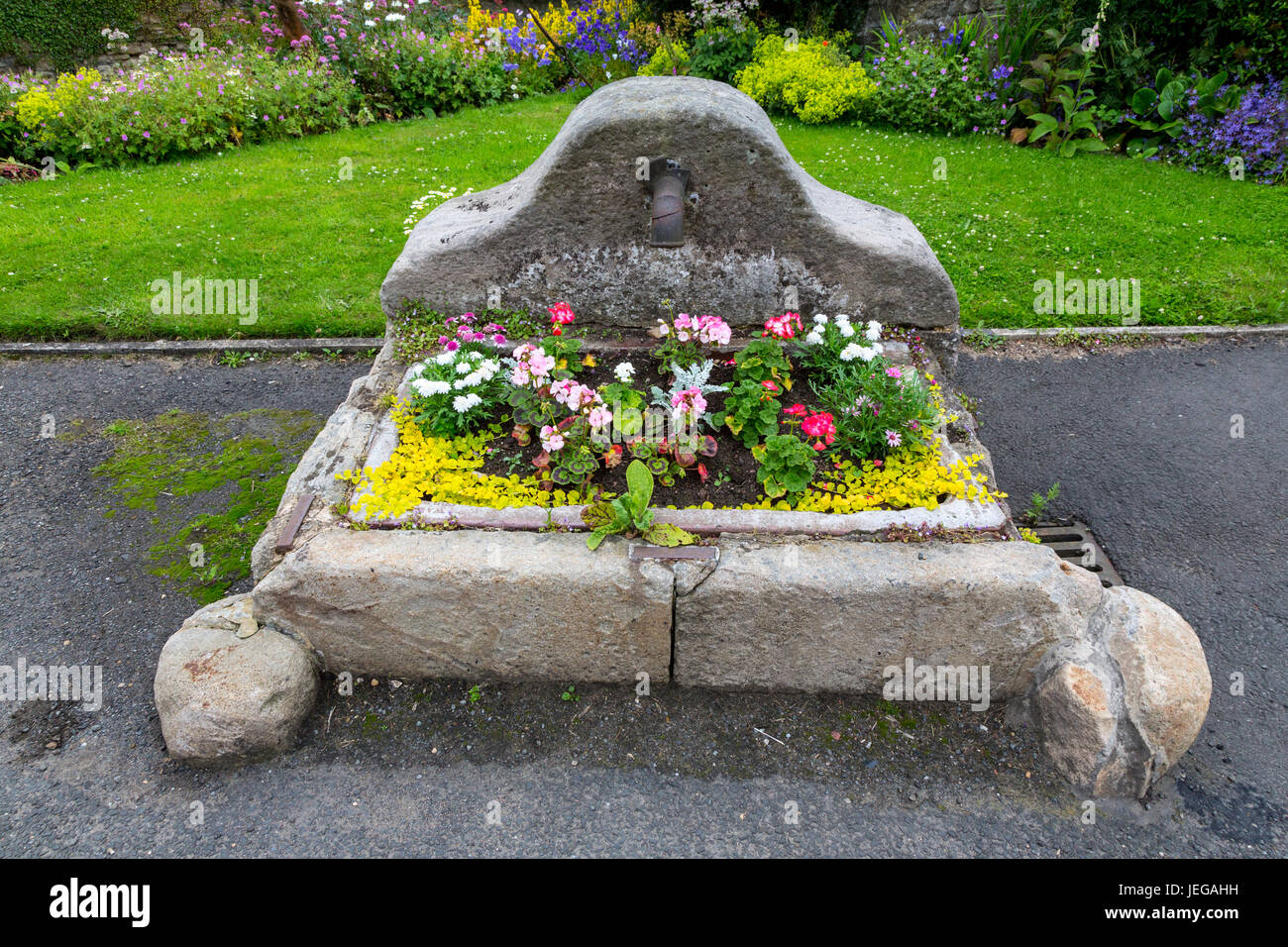 Corbridge, Northumberland, England, UK.  Altes Pferd-Bewässerung Trog zweckentfremdet als ein Blumentopf. Stockfoto