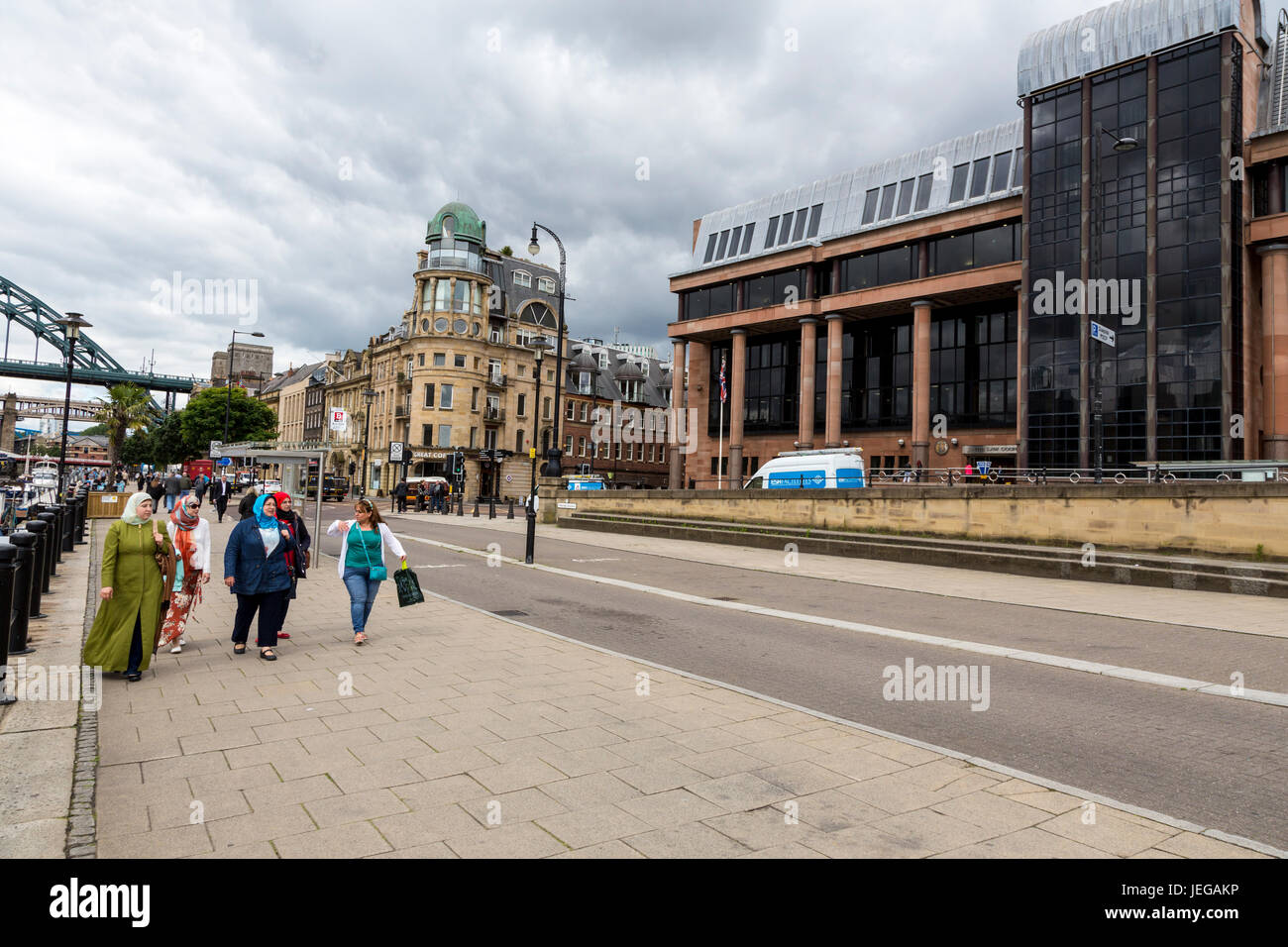 Newcastle-upon-Tyne, England, Vereinigtes Königreich.  Muslimische Frauen zu Fuß am Kai vor dem Justizpalast. Stockfoto