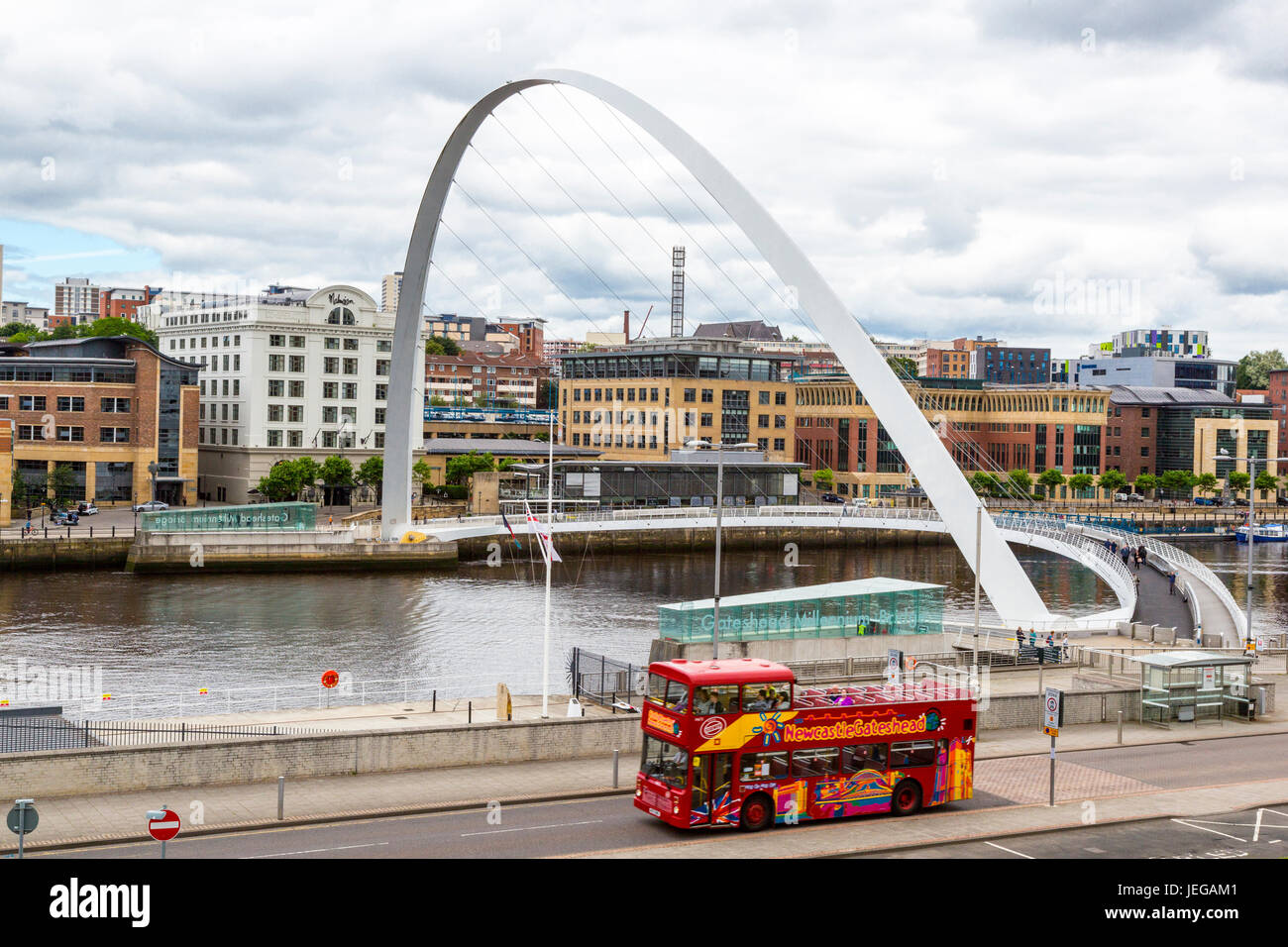 Newcastle-upon-Tyne, England, Vereinigtes Königreich.  Gateshead Millennium Bridge über den Fluss Tyne. Stockfoto