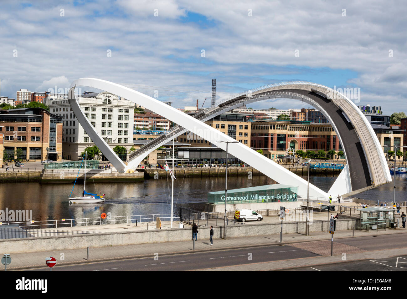 Newcastle-upon-Tyne, England, Vereinigtes Königreich.  Gateshead Millennium Bridge in Mid-Day Drehung über den Fluss Tyne. Stockfoto