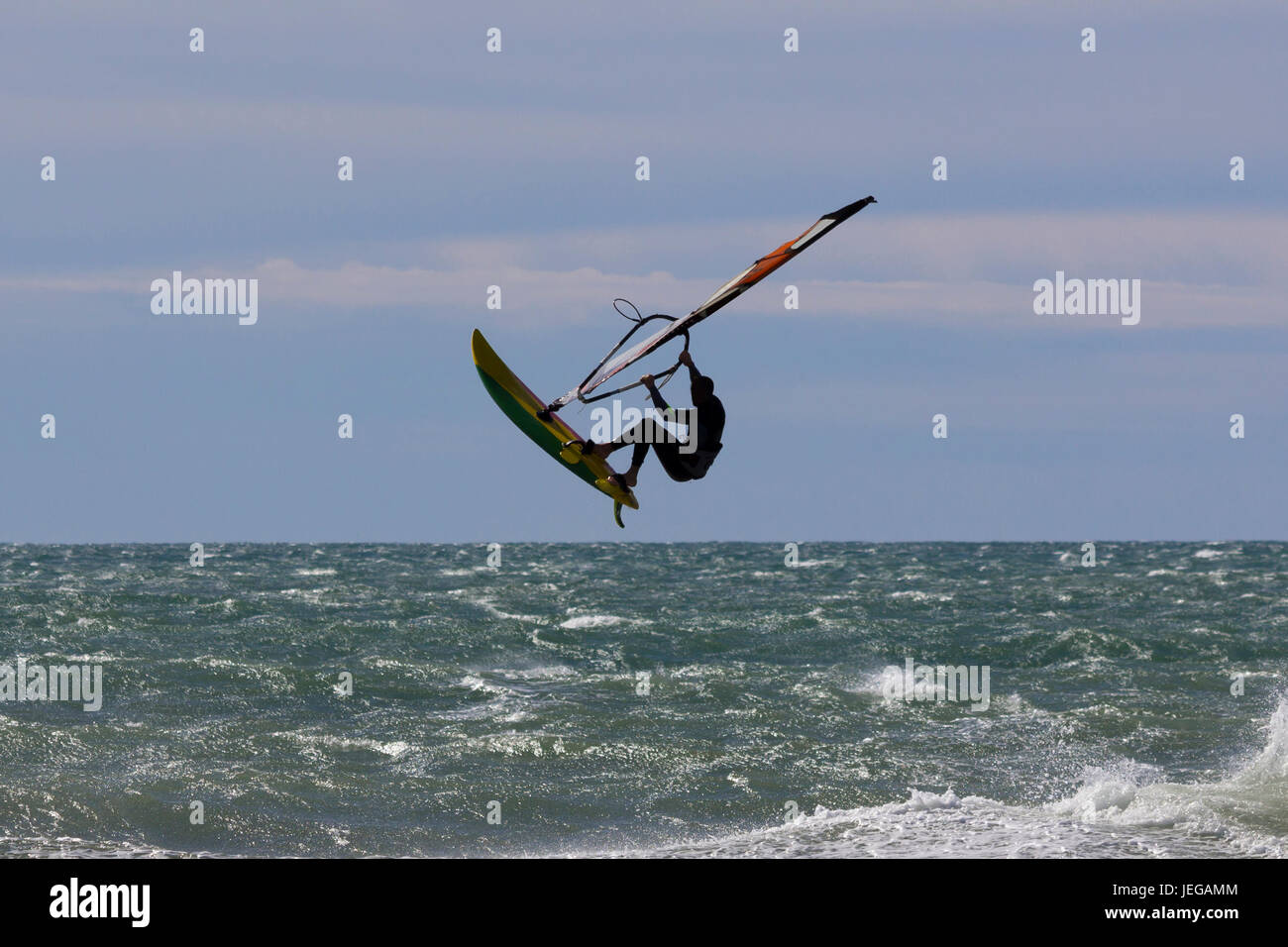 Windsurf-akrobatischen Sprung im Meer Stockfoto