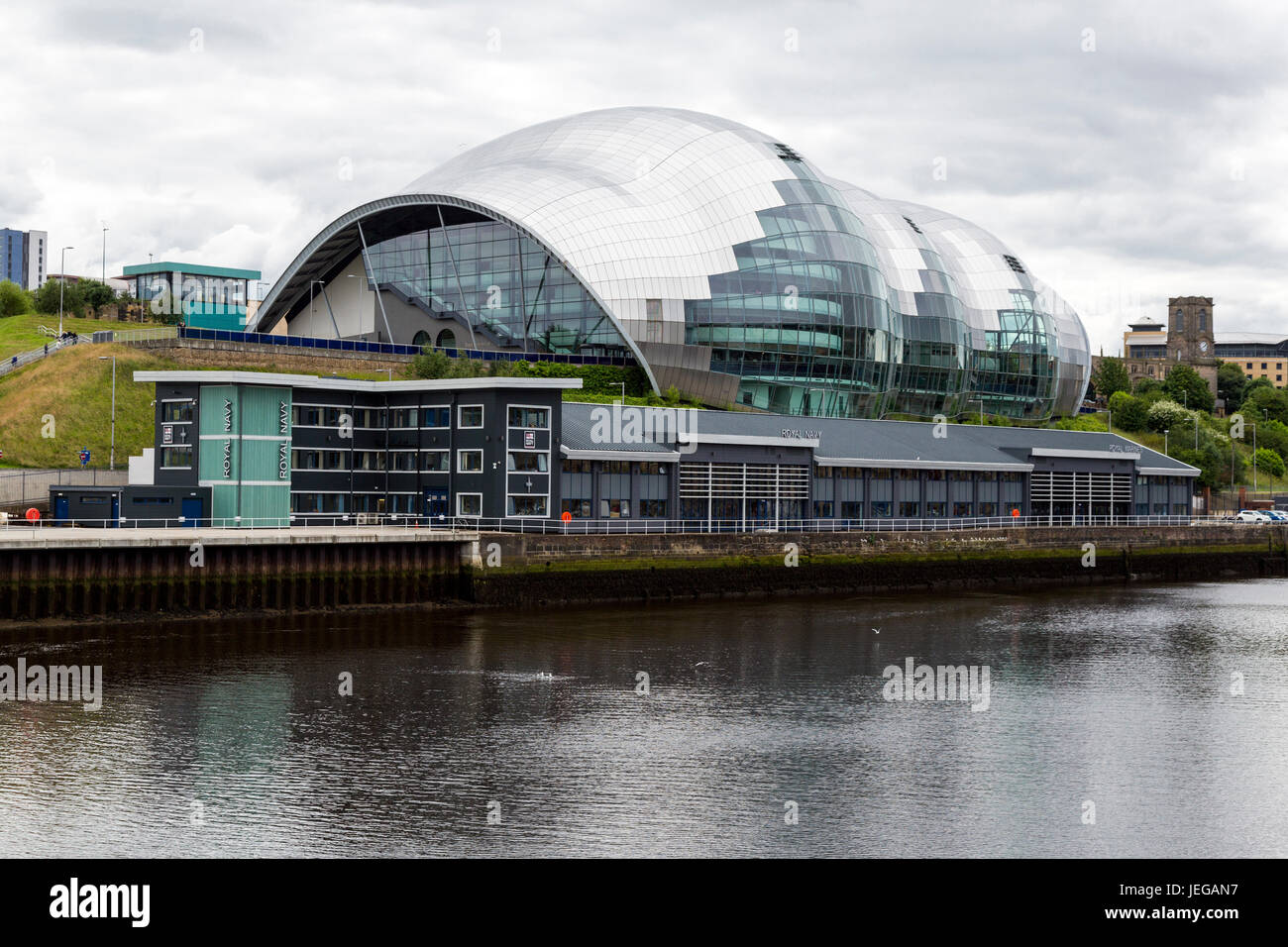 Gateshead, England, Vereinigtes Königreich.  Der Salbei Konzerthalle.  Königliche Marine Büros am Flussufer. Stockfoto