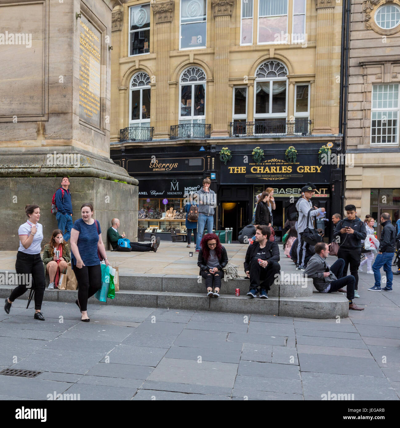 Newcastle-upon-Tyne, England, Vereinigtes Königreich.  Menschen auf der Basis von Earl-Grey-Denkmal. Stockfoto