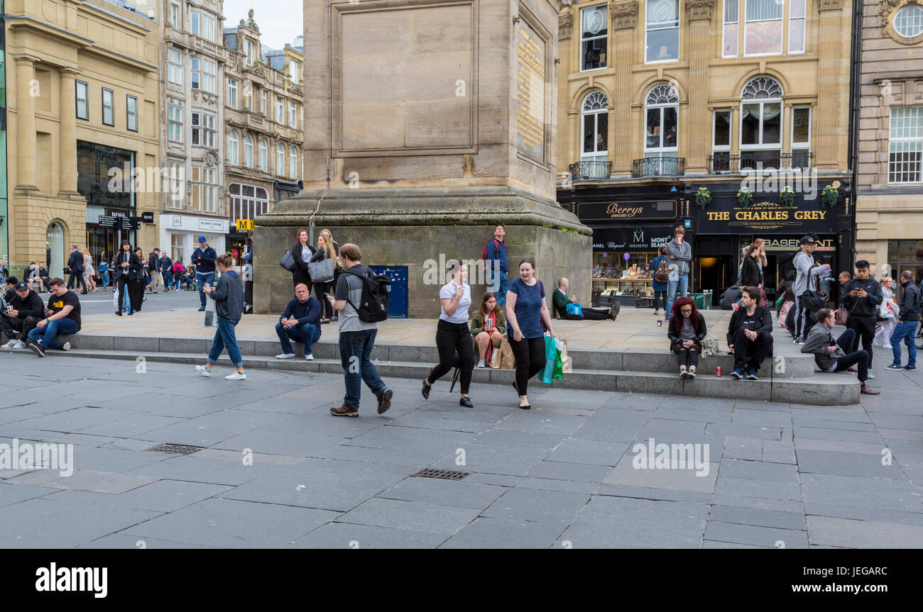 Newcastle-upon-Tyne, England, Vereinigtes Königreich.  Menschen auf der Basis von Earl-Grey-Denkmal. Stockfoto