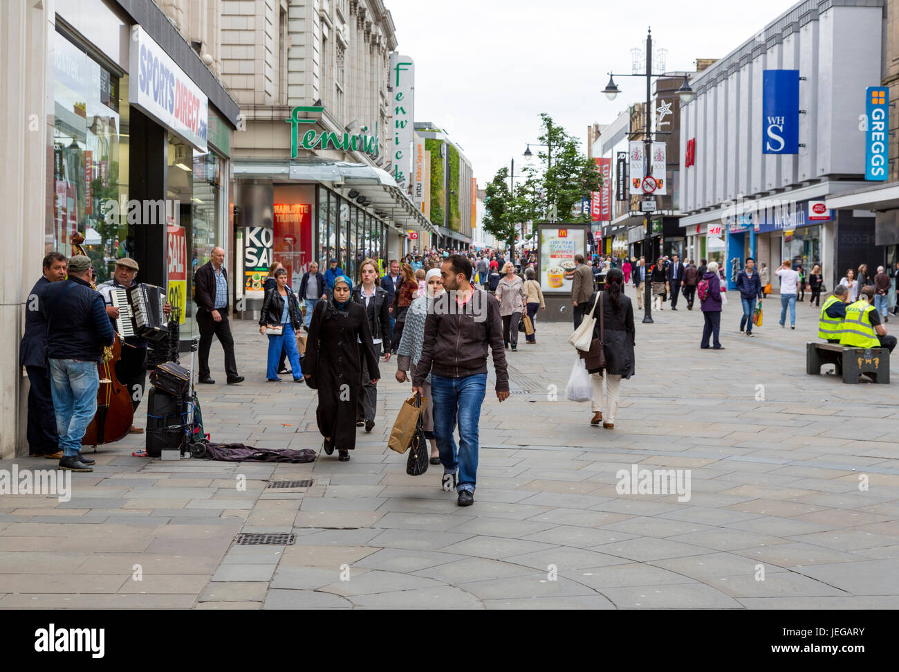 Newcastle-upon-Tyne, England, Vereinigtes Königreich.  Northumberland Straßenszene mit Musikern und Fußgänger. Stockfoto