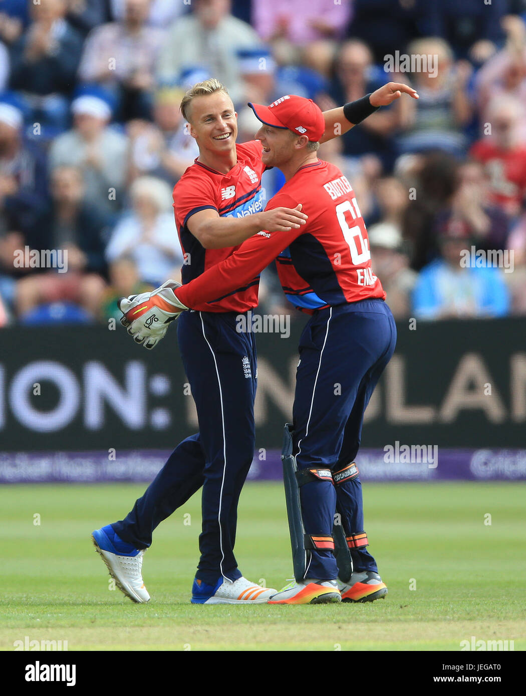 Englands Jos Buttler (rechts) gratuliert Tom Curran nach der Einnahme des Wicket Südafrikas Reeze Hendricks während der T20-Match bei der SSE SWALEC, Cardiff. Stockfoto