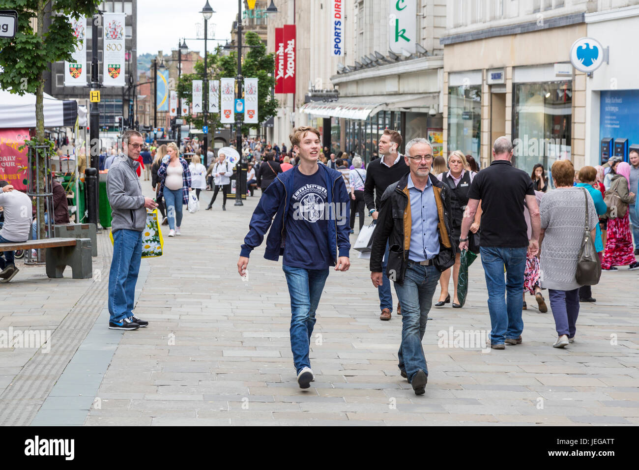 Newcastle-upon-Tyne, England, Vereinigtes Königreich.  Northumberland Street Scene, Fußgänger zu Fuß, Geschäfte. Stockfoto